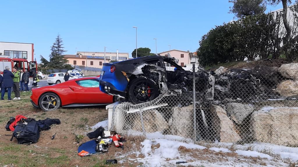 Pauroso incidente: due Ferrari si schiantano contro un muretto