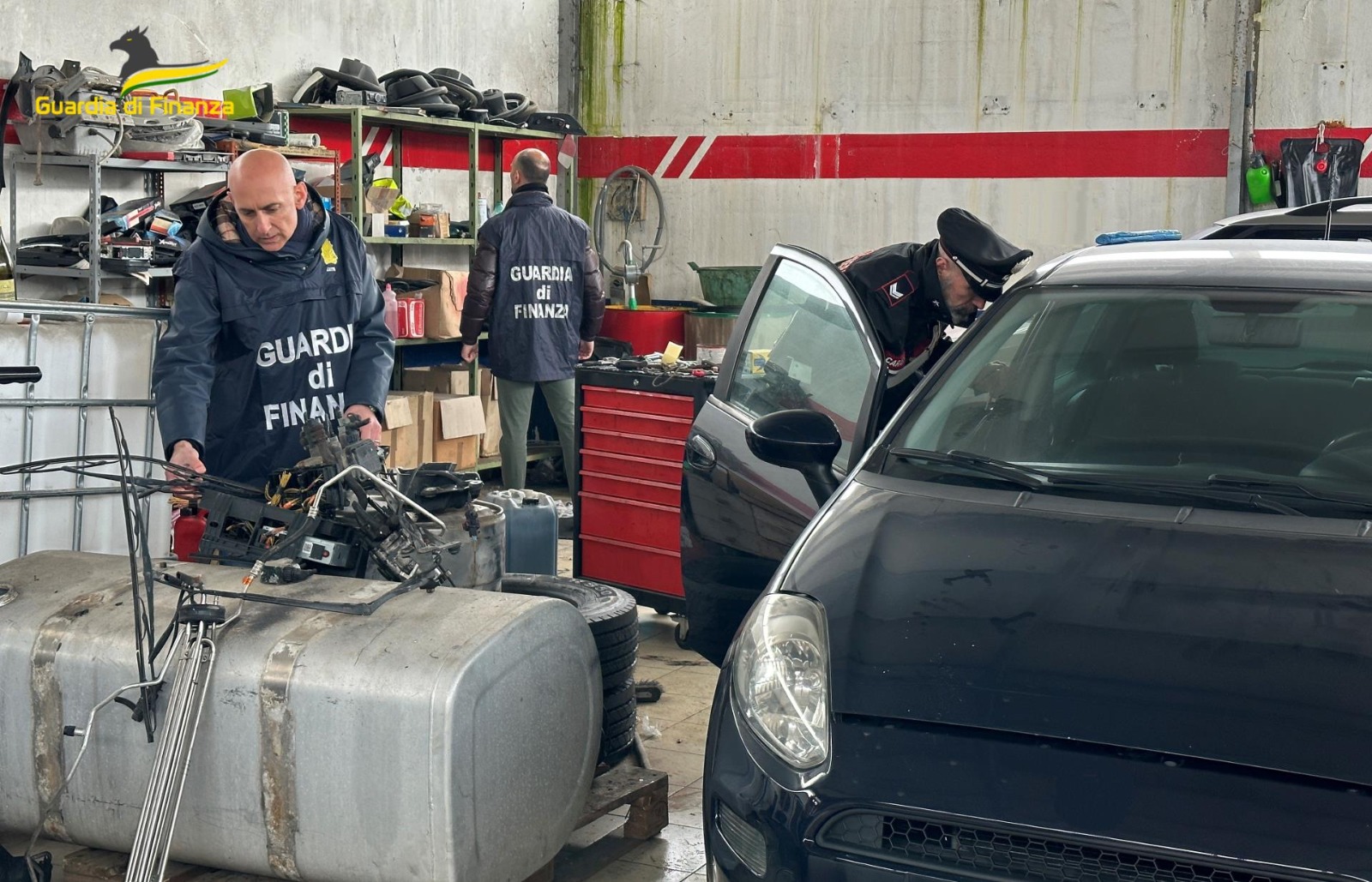 Medicinali e lavoro “nero” in un’officina abusiva: denunciato il titolare