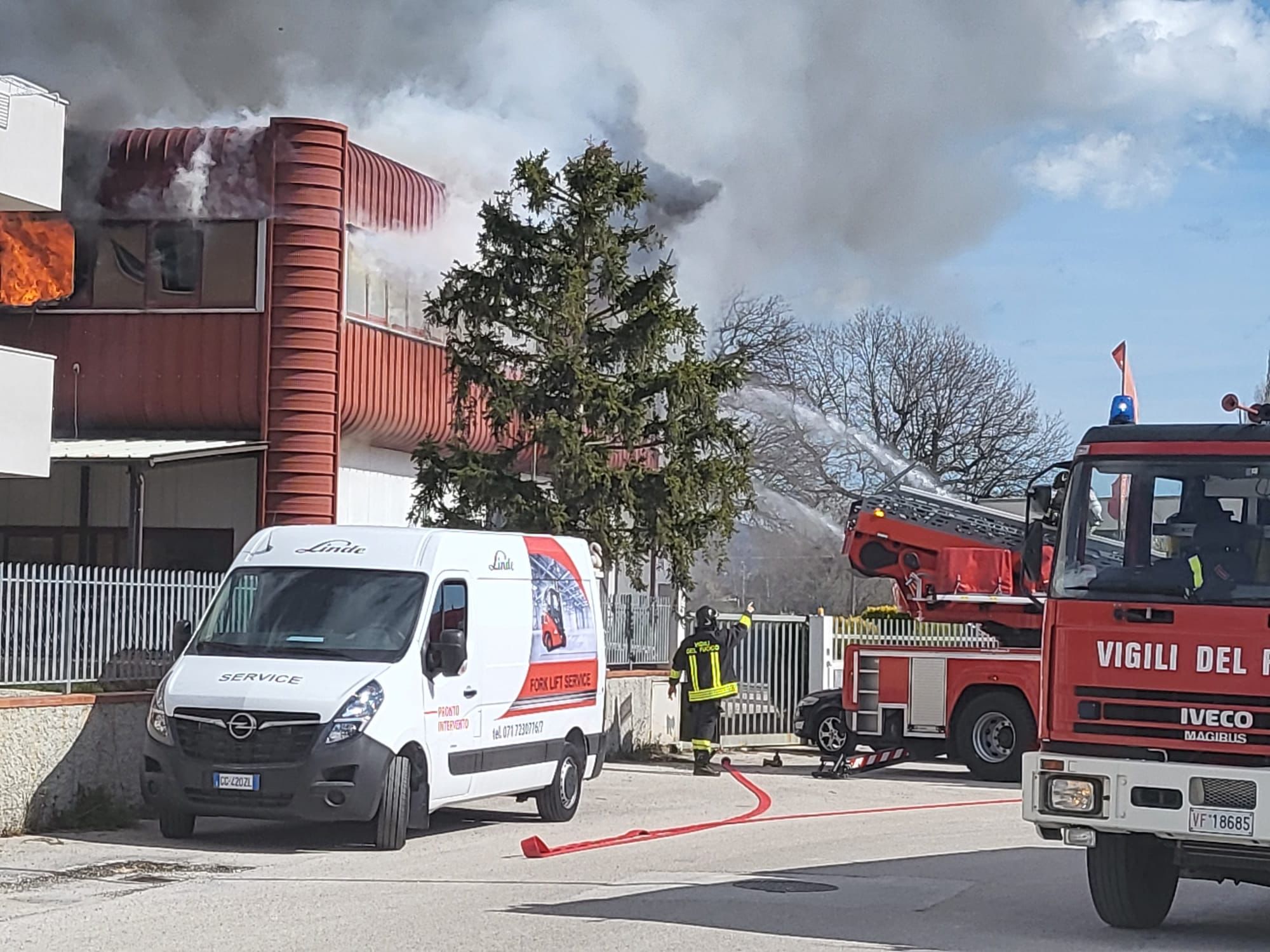 Vasto incendio in un’azienda di Osimo