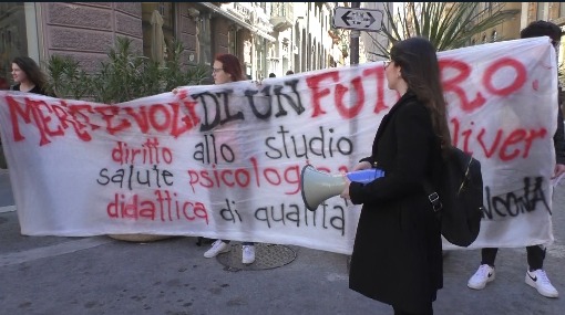 Universitari contestano con cori e striscioni il ministro Bernini ad Ancona