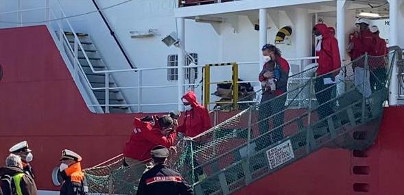 Life Support attracca al porto di Ortona: sbarcati 161 migranti, 40 verranno trasferiti nelle Marche