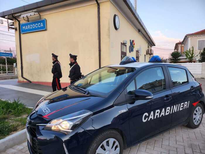 Donna sui binari a Senigallia, carabinieri bloccano i treni