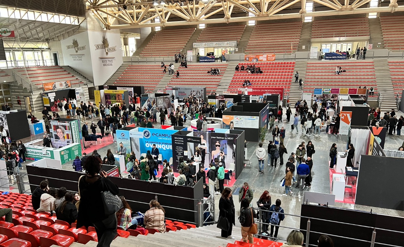 Futuro cercasi: al salone dello studente centinaia di ragazzi visitano gli stand delle università