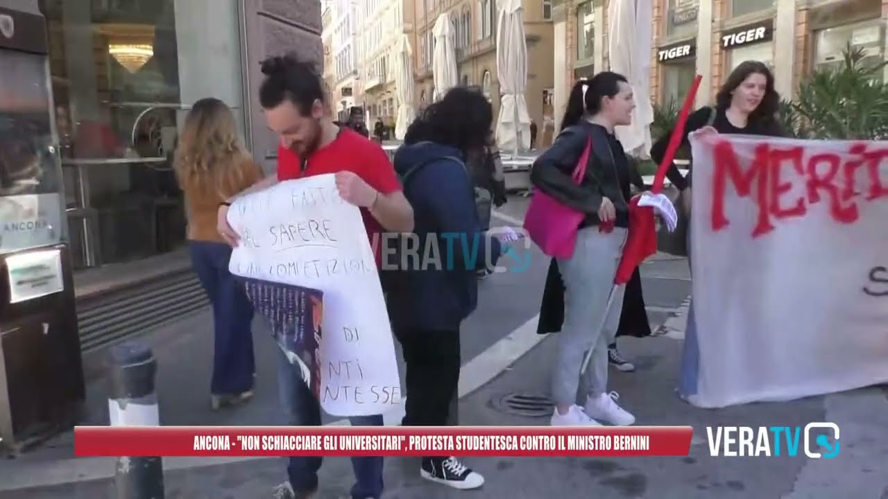 Ancona – “Non schiacciare gli universitari”, protesta studentesca contro il ministro Bernini