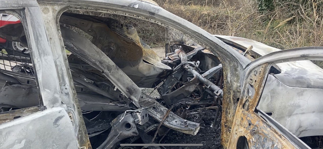 Auto bruciata nel Chietino, disposta autopsia del conducente