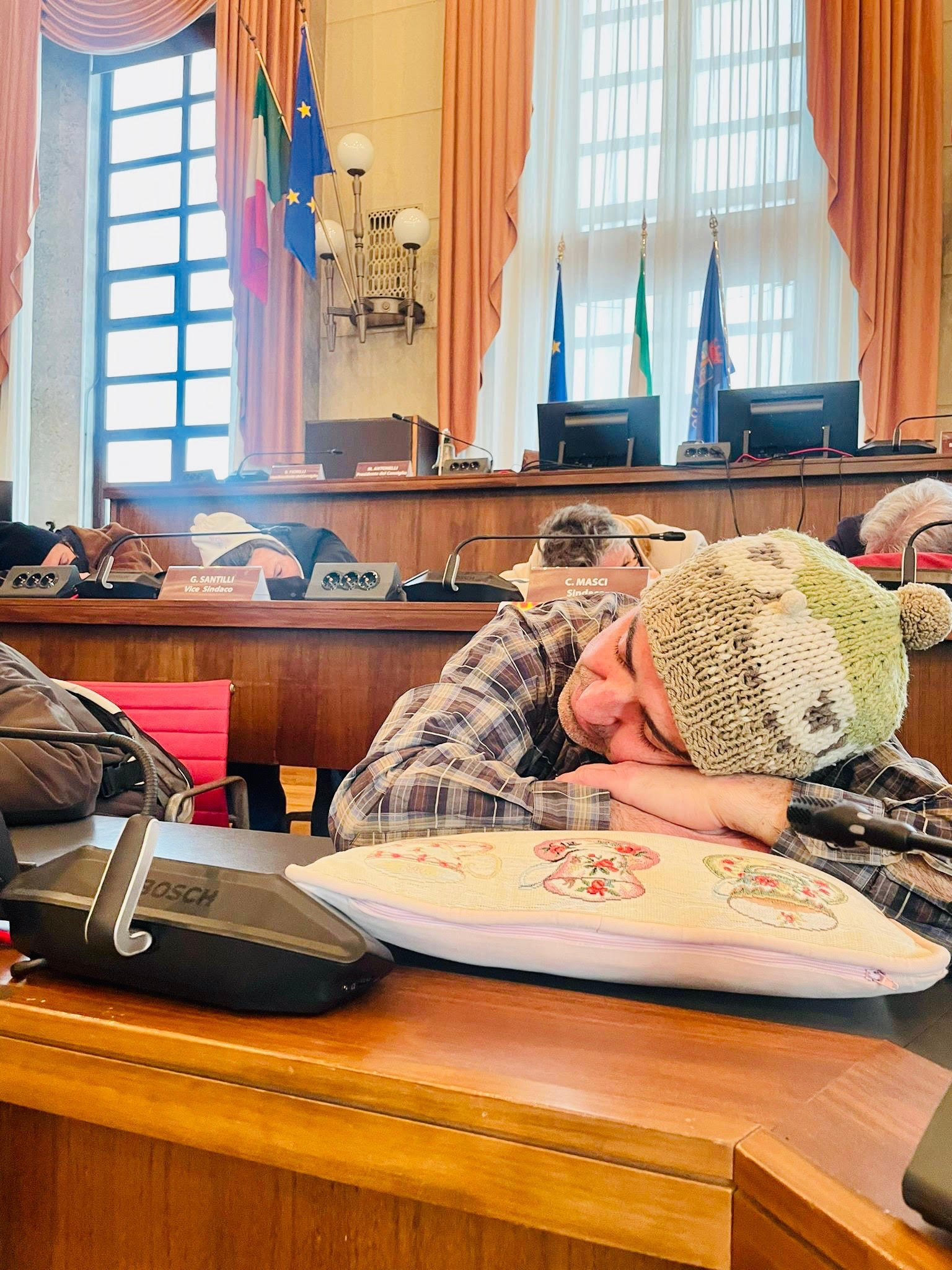 In aula consiliare, a Pescara, si dorme sui banchi: è il flash mob del coordinamento ‘Non nella nostra città”  