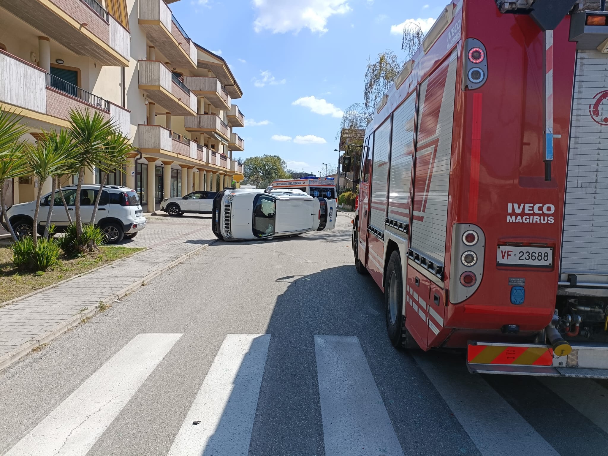 Castellalto-Impatta con un’auto parcheggiata e si ribalta, ferito un uomo