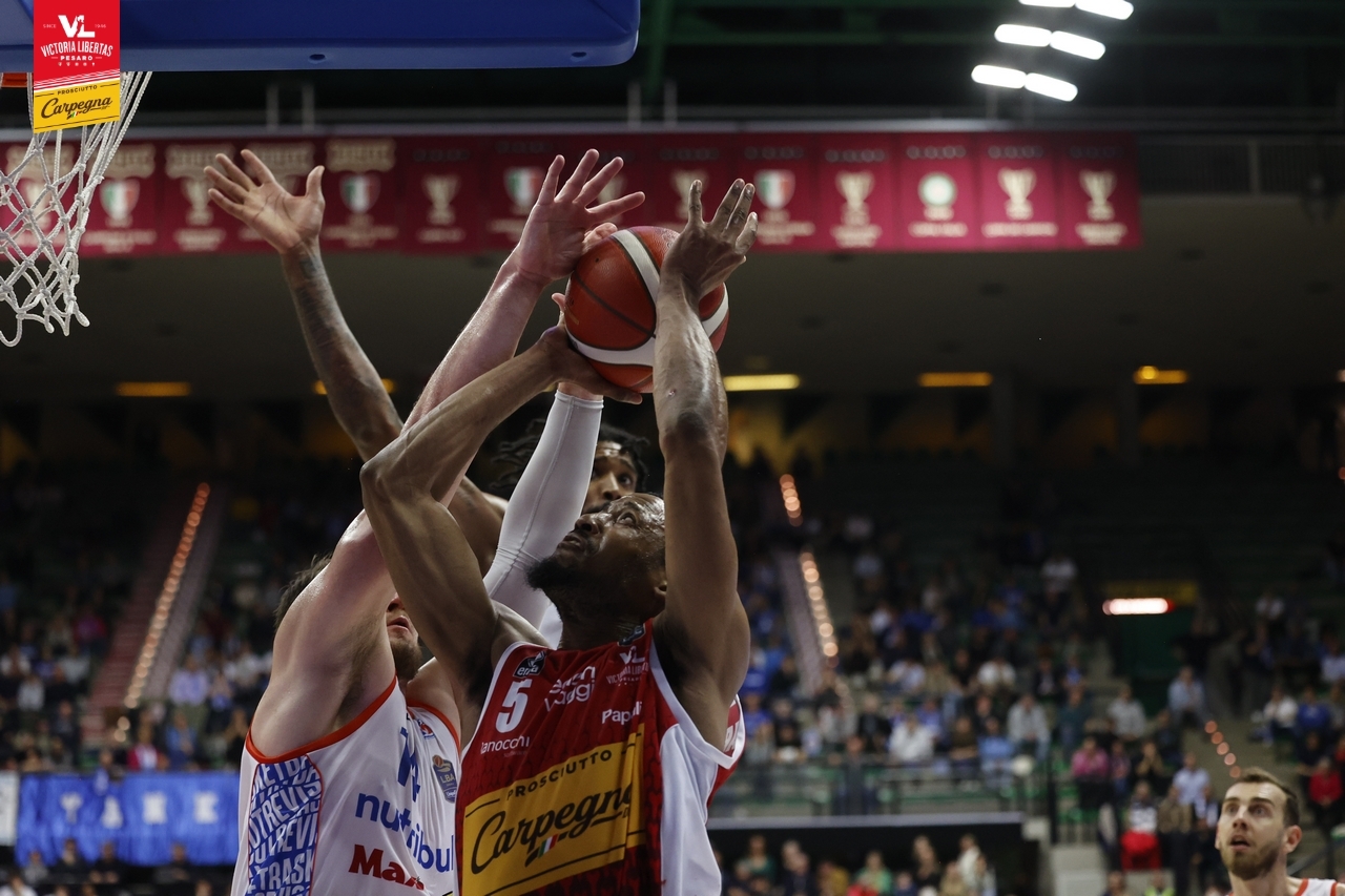 Basket – Vuelle Pesaro sconfitta a Treviso, domenica Trieste in casa