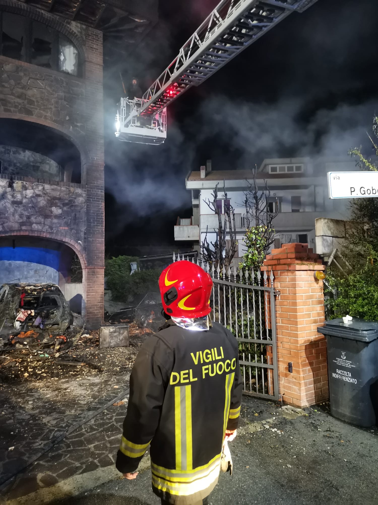 Pineto-A fuoco palazzina, evacuate tre famiglie