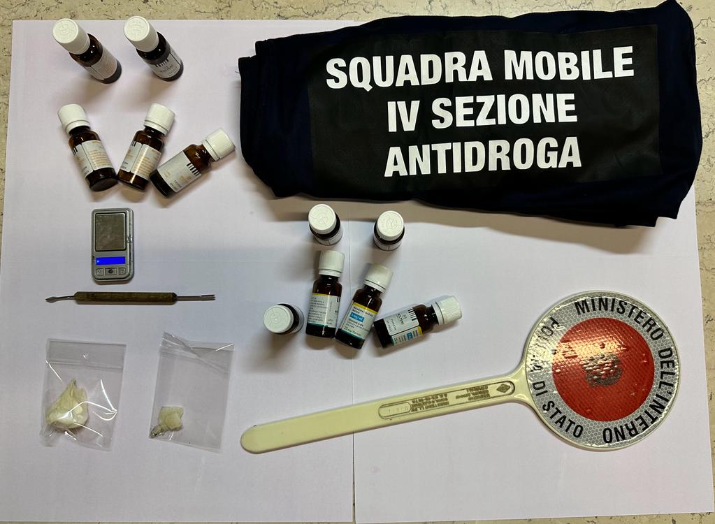 Denunciati un uomo e una donna per spaccio di droga, per le consegne utilizzavano una bici elettrica e un monopattino