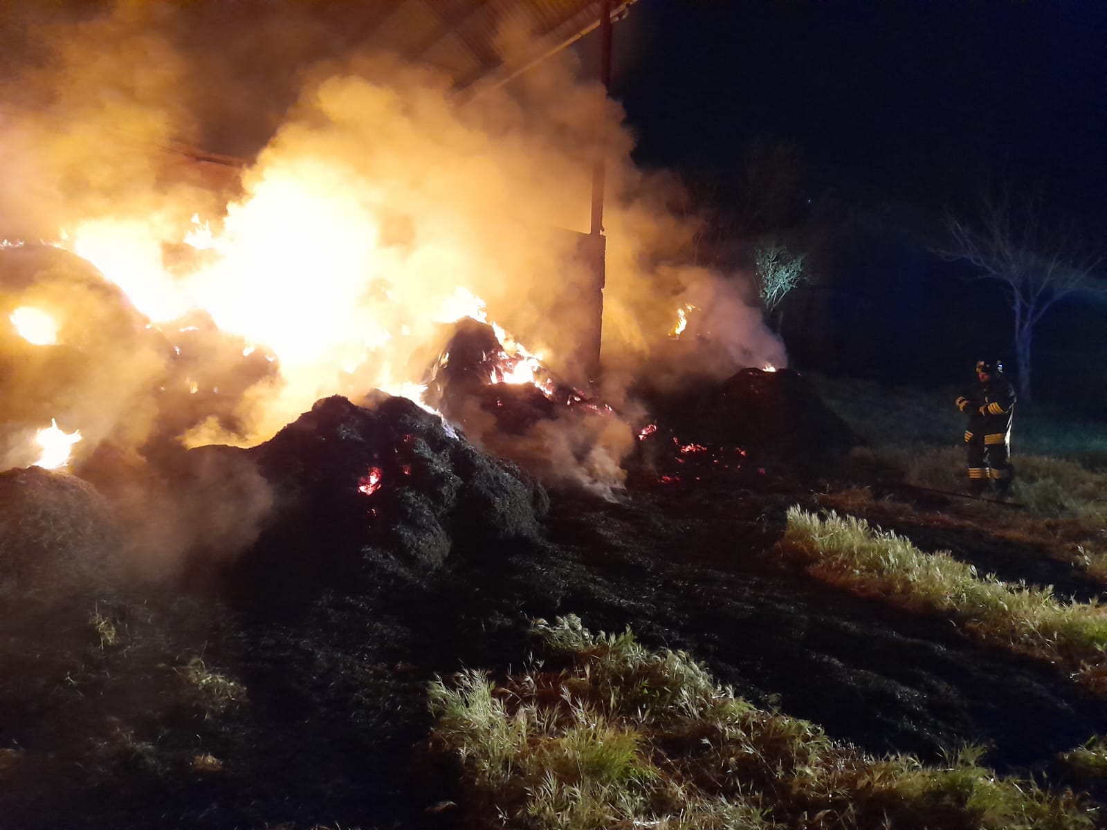 Giulianova – Prendono fuoco trenta rotoballe, provvidenziale l’intervento dei vigili del Fuoco