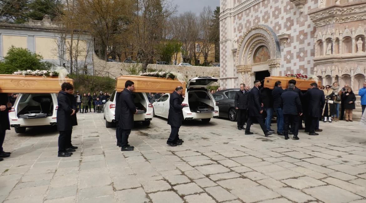 Folla commossa a Collemaggio per l’ultimo saluto alla famiglia Vicentini