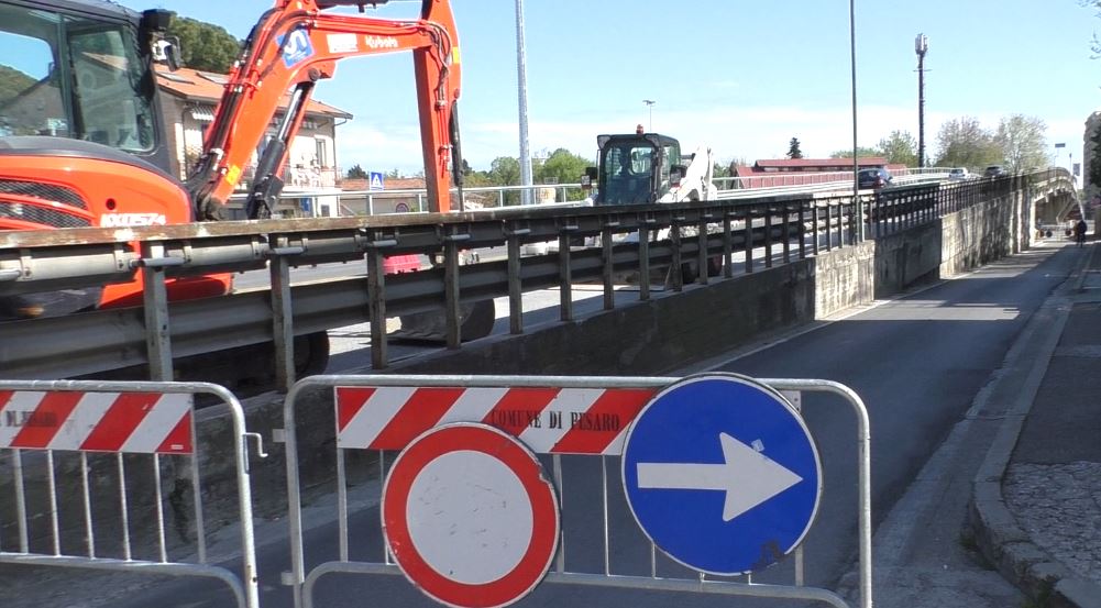 Pesaro – Lavori al cavalcaferrovia, chiuso al traffico metà ponte