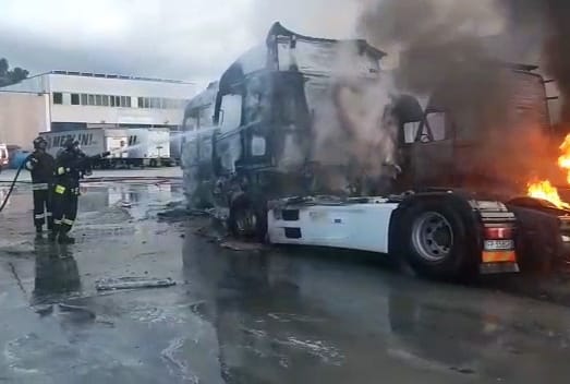 Incendio distrugge nove camion, fiamme altissime