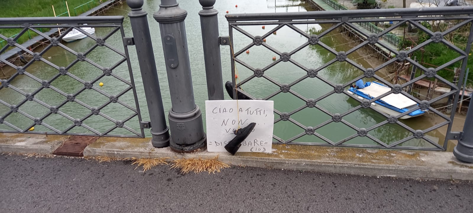Pesaro – Scarpe e cartello sul ponte del fiume, scattano le ricerche dei sommozzatori