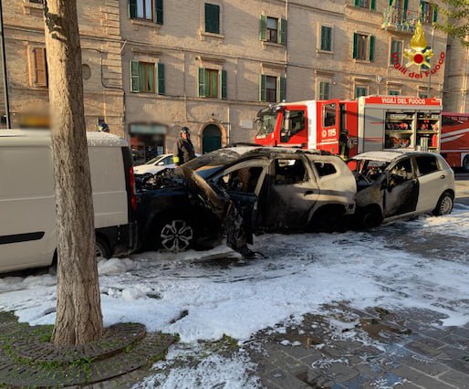 Macerata, auto in fiamme in via Trieste