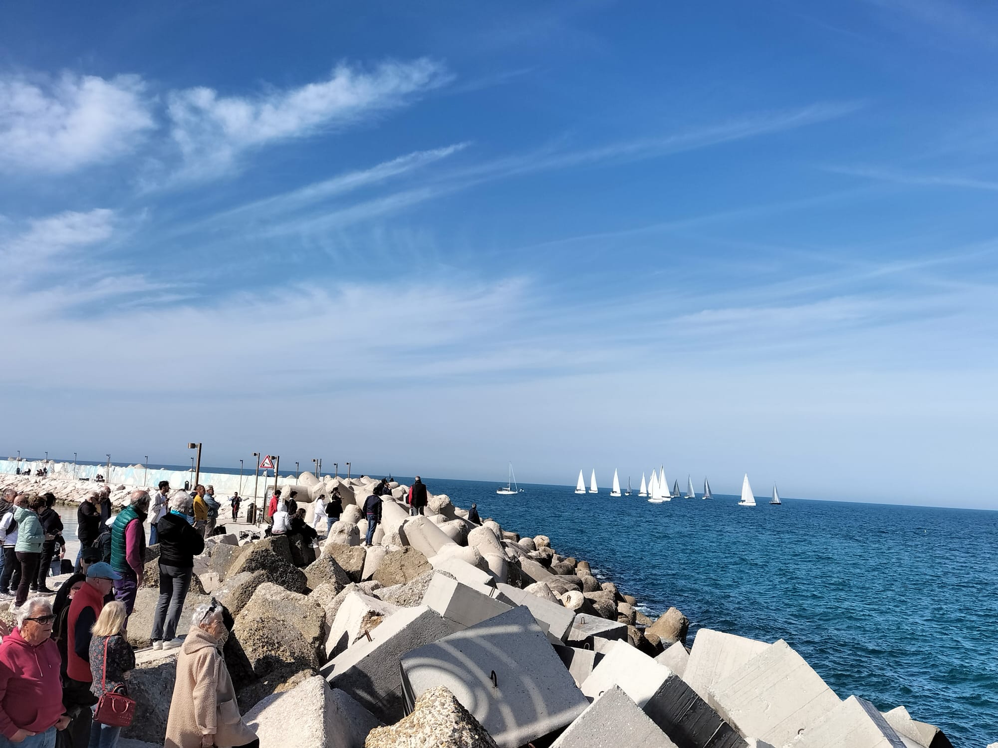 Vela – Tanti curiosi al porto per la partenza della regata Pesaro-Pola