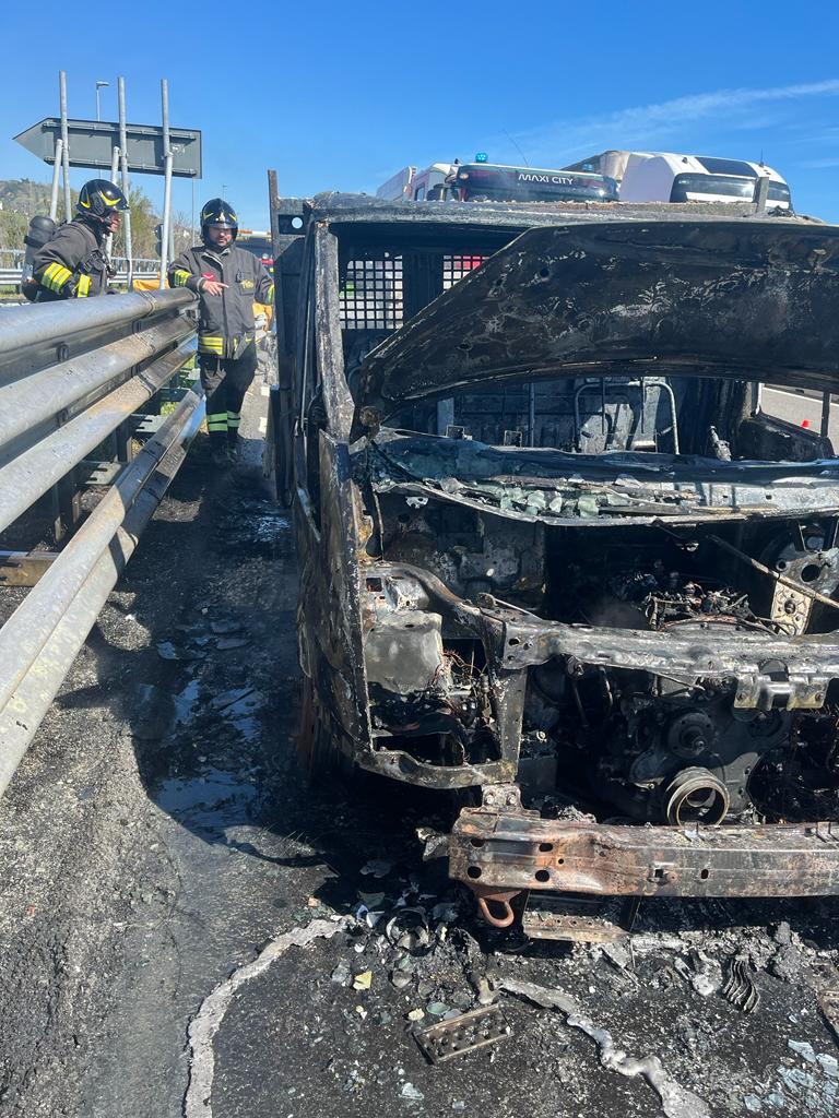 Val Vibrata-Un furgone prende fuoco sulla A14, intervengono i Vigili del Fuoco
