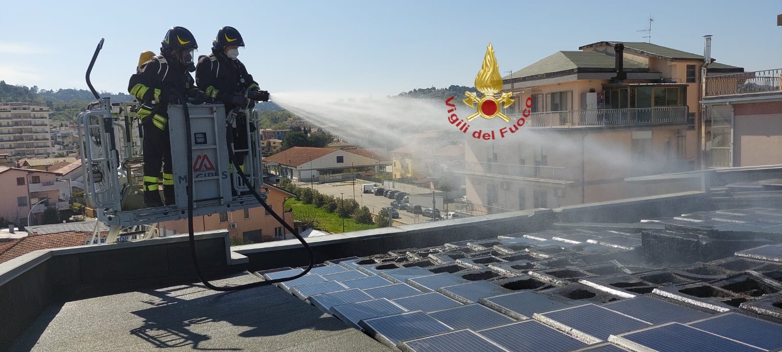 A fuoco i pannelli fotovoltaici di un tetto, a Pescara