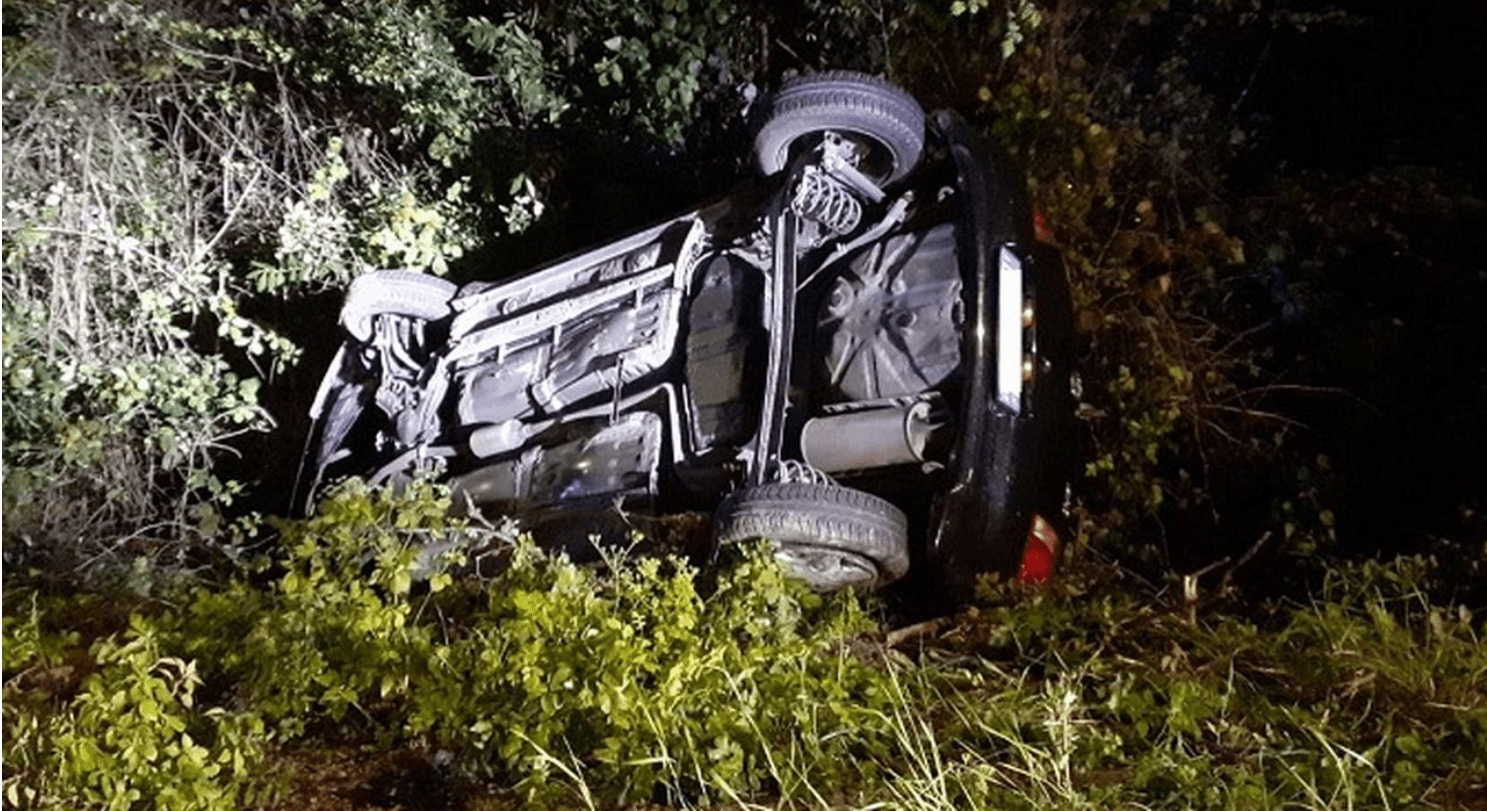 Ancona – Auto con quattro amici finisce fuori strada e si ribalta