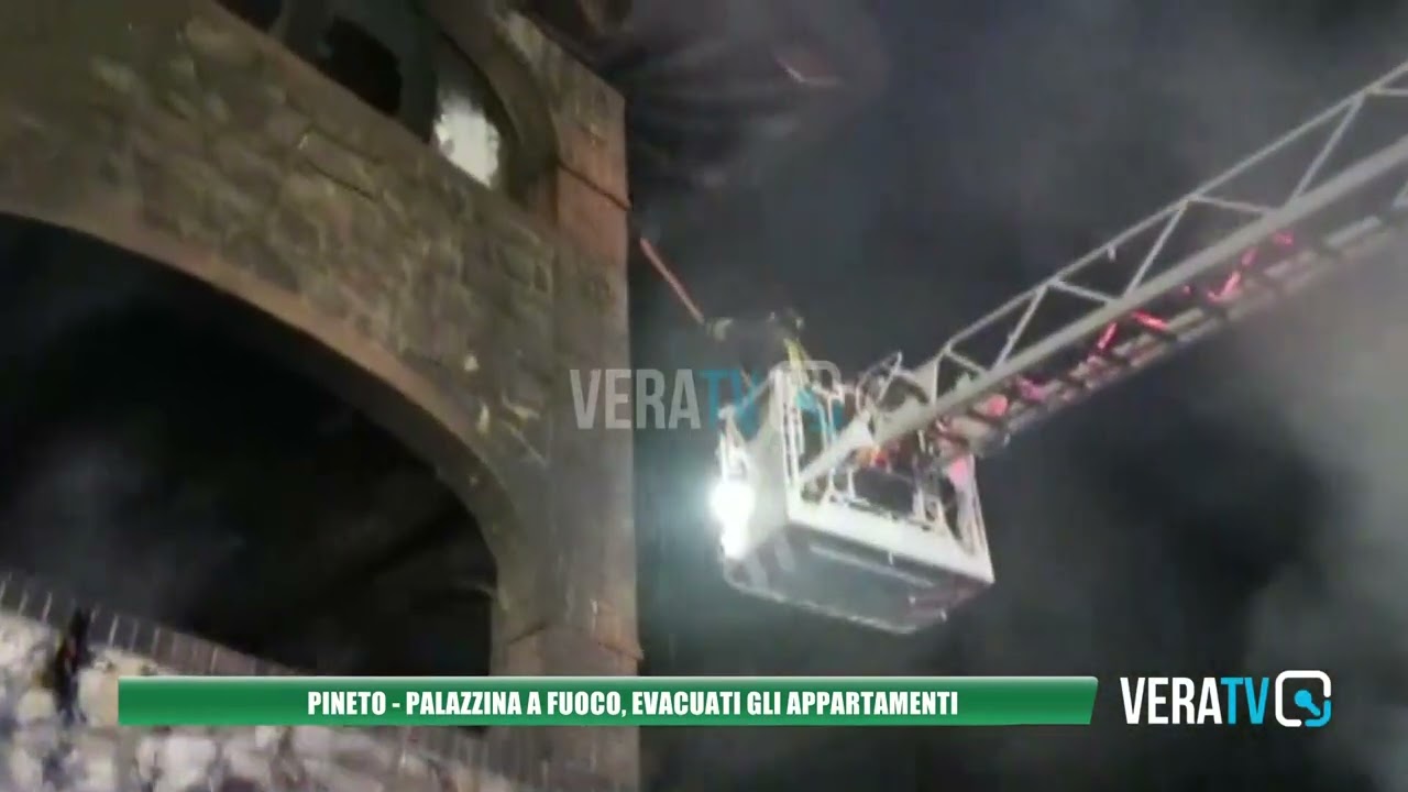 Pineto – Palazzina a fuoco nella notte: in salvo tre famiglie