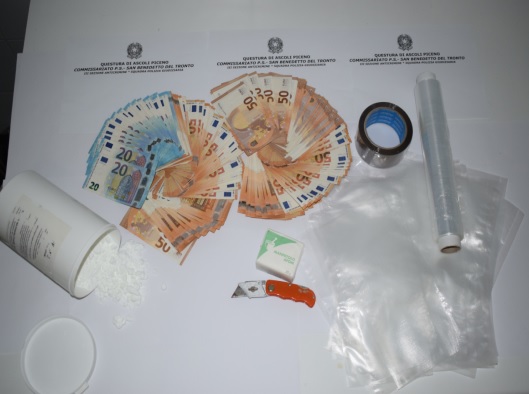 Cocaina tra le siepi e 13mila euro in contanti, due arresti a Porto d’Ascoli