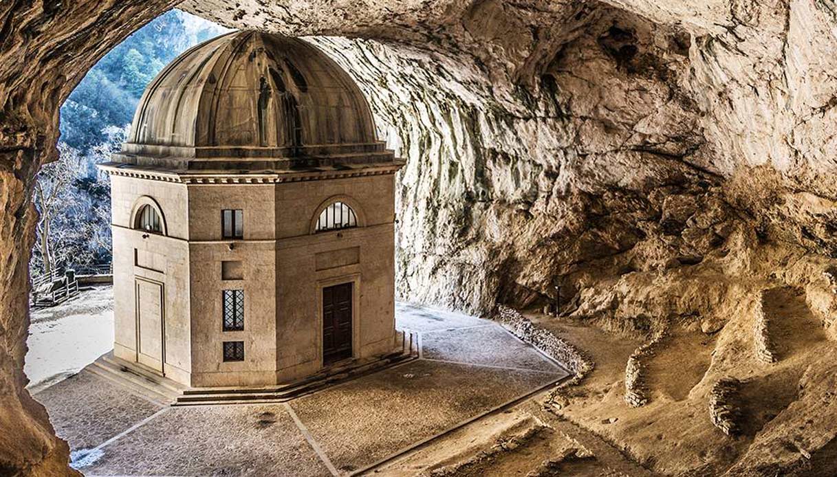 Marche – Bellezze record: a Pasqua 11 mila visitatori alle Grotte di Frasassi, mille al Museo della Carta di Fabriano