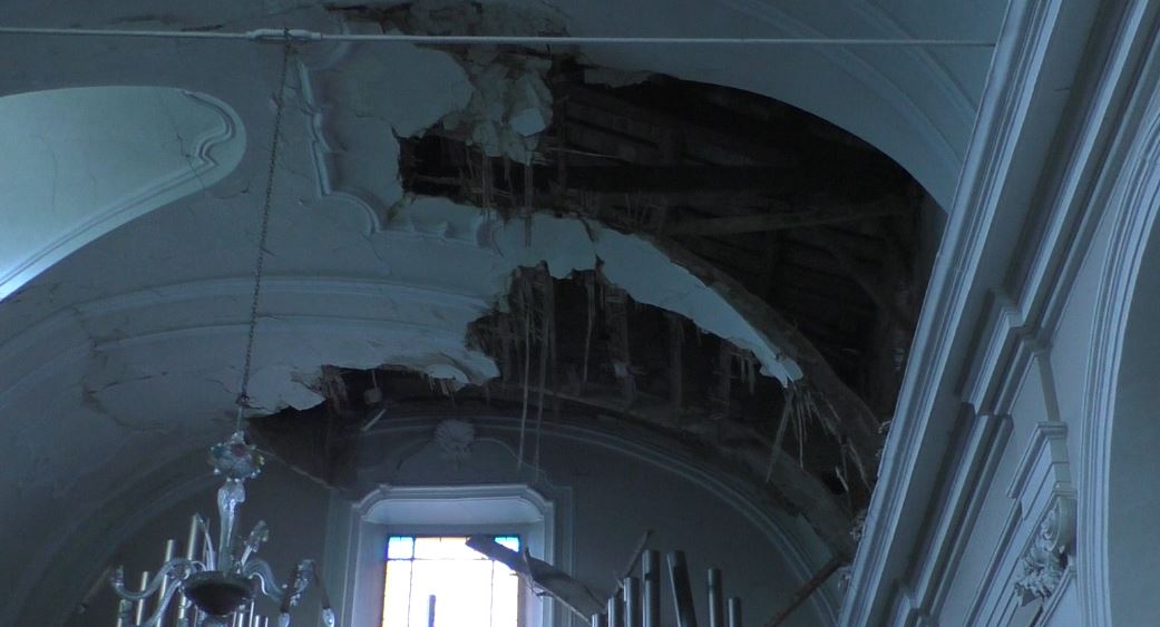 Fano – Terremoto, nuovi cedimenti del soffitto nella chiesa di Roncosambaccio