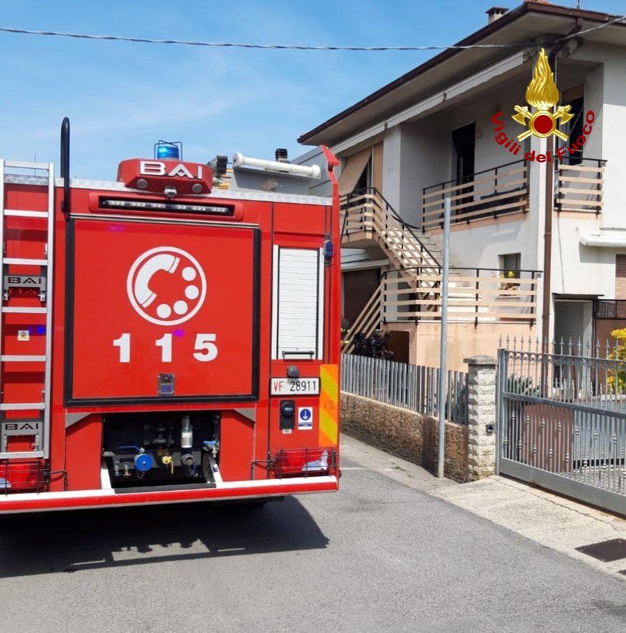 Fiamme in un appartamento, paura in via Saturno