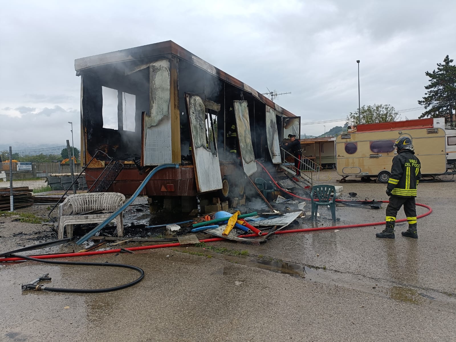 A fuoco una roulotte nella zona industriale di Castelnuovo Vomano, illesa la donna al suo interno