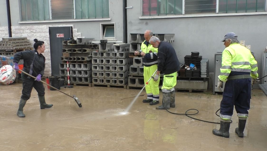 Pesaro – Maltempo, 700 mila euro di danni a imprese e case. Volontari spalano il fango