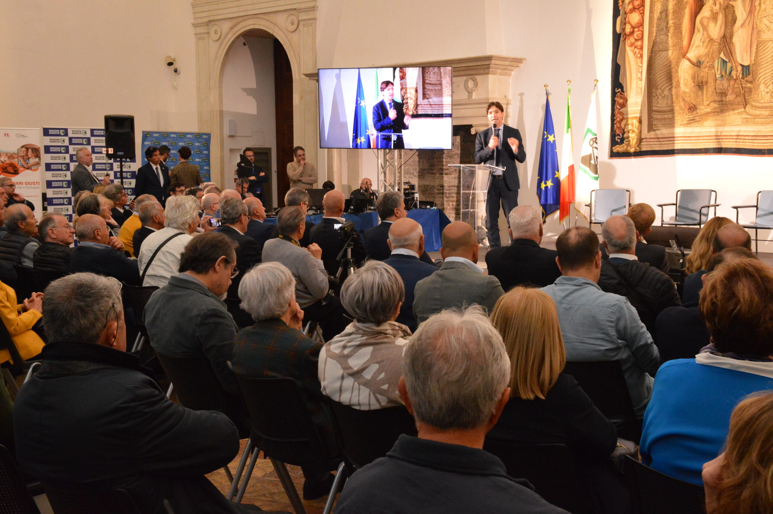 Urbino -“Marche sui binari giusti”,  evento promosso dalla Regione Marche sulla sostenibilità, competitività e sviluppo dei collegamenti ferroviari. 