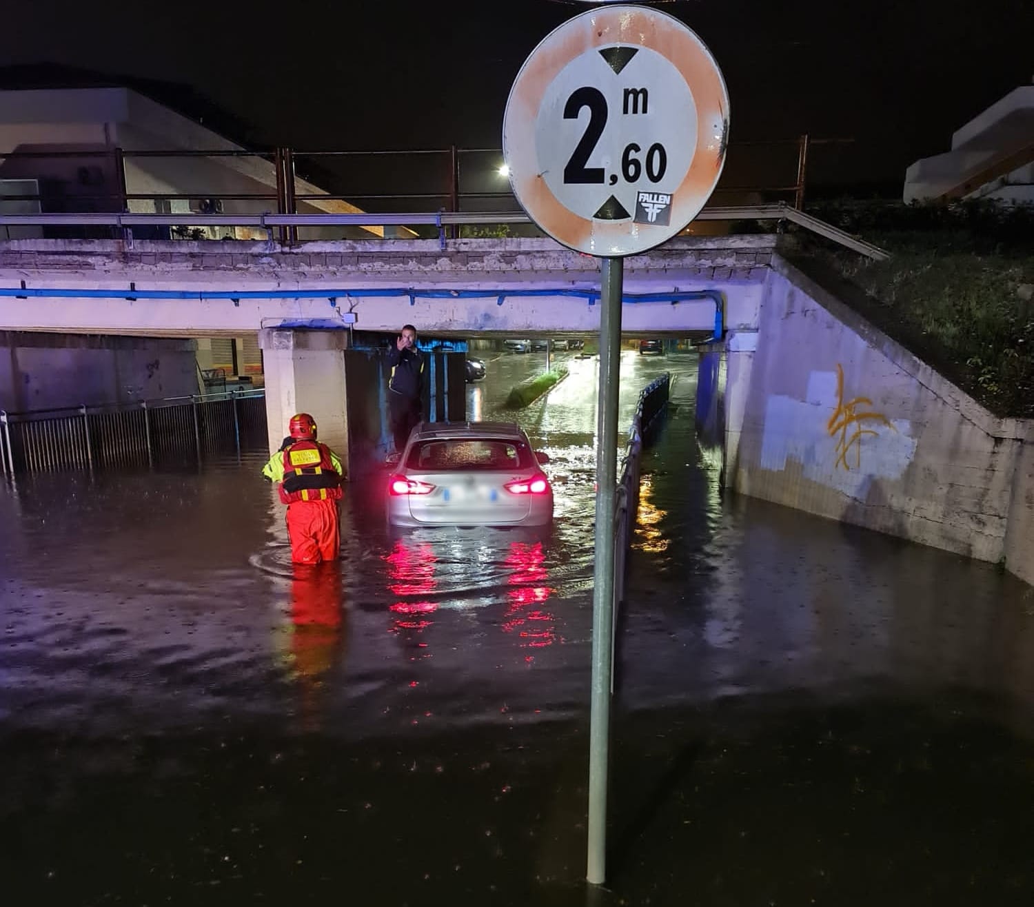 Bloccato nel sottopasso allagato, sale sul tettuccio dell’auto: salvato dai vigili del fuoco a Silvi