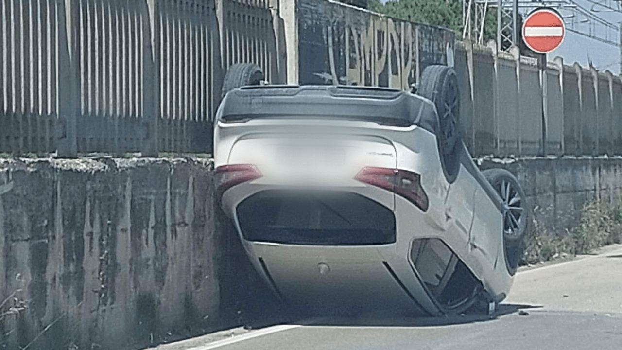 San Benedetto del Tronto – Incidente in via Scarlatti, auto si ribalta