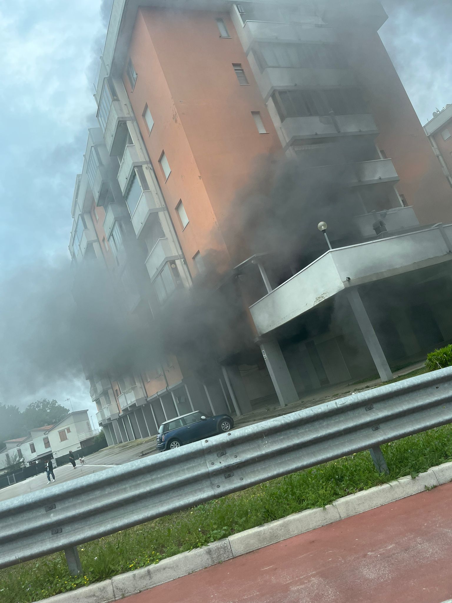 Incendio a Lido Tre Archi, a fuoco un appartamento in Via Mattarella, intossicata una donna