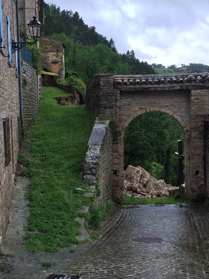 Serra San Quirico – Crollo parziale delle mura storiche, vigili e tecnici in azione