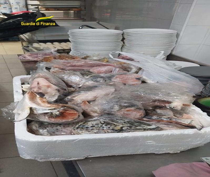 Carne, pesce e spezie scadute: scatta il maxi sequestro nel ristorante