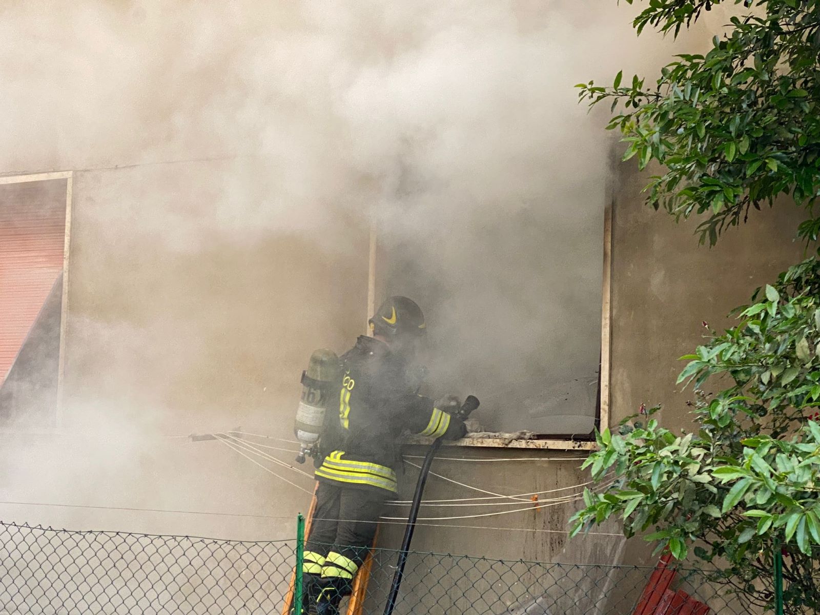 Grottammare, fiamme in appartamento disabitato: Vigili del fuoco in via Pirandello