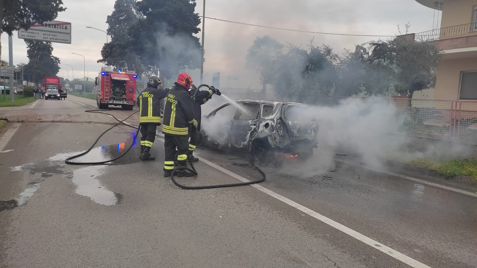 Alba Adriatica-Auto finisce contro un cipresso e prende fuoco, 28enne ferito