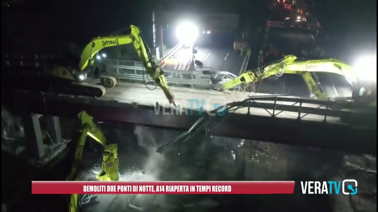 Demoliti due ponti di notte: A14 riaperta in tempi record