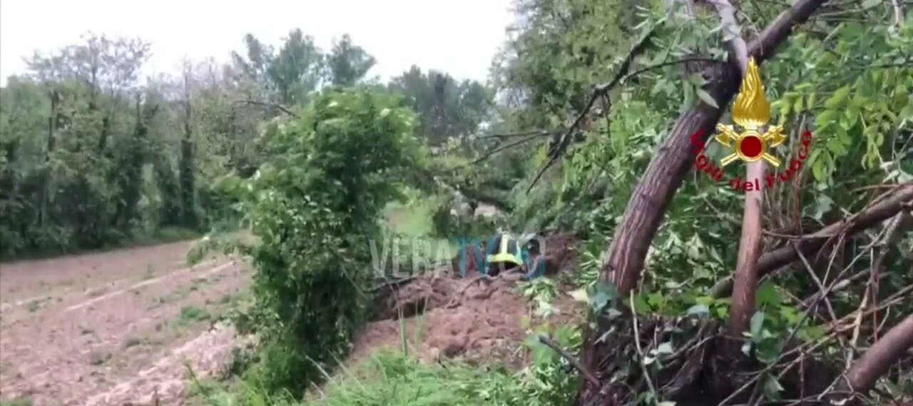 Fermo – Maltempo: due famiglie isolate lungo la Valdete, auto intrappolata nella frana