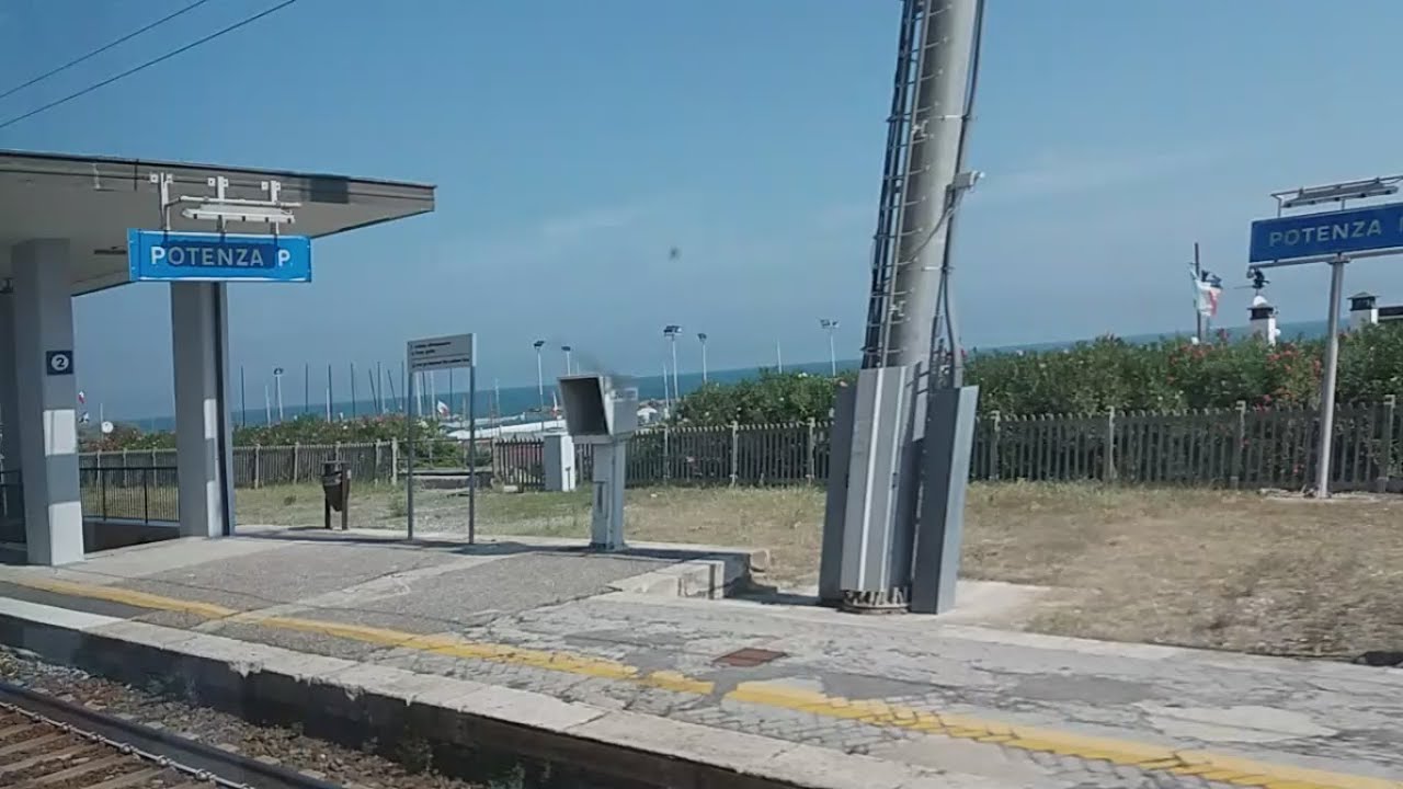 Donna travolta dal treno a Potenza Picena: è in codice rosso al Torrette