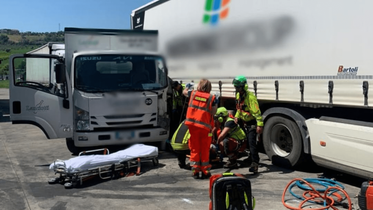 Tortoreto – Incastrato tra due camion, trasferito in elisoccorso a Teramo