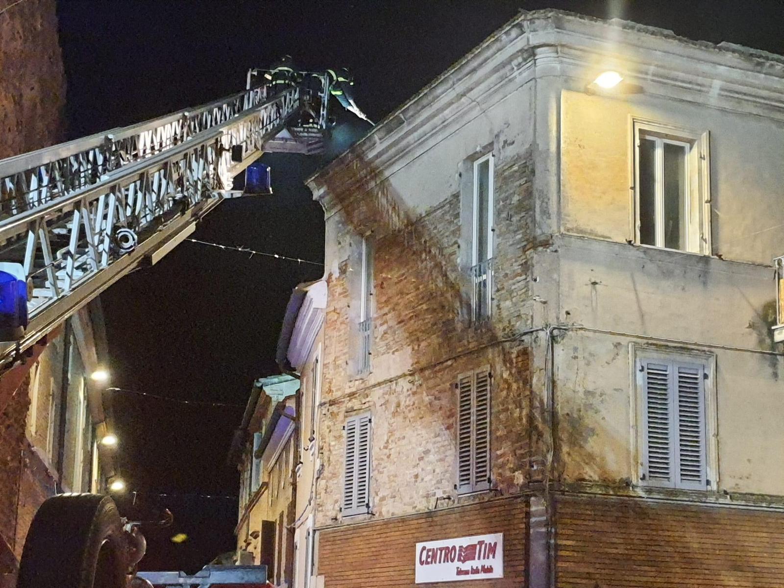 Recanati, crolla il tetto di uno stabile del centro storico: evacuato un anziano