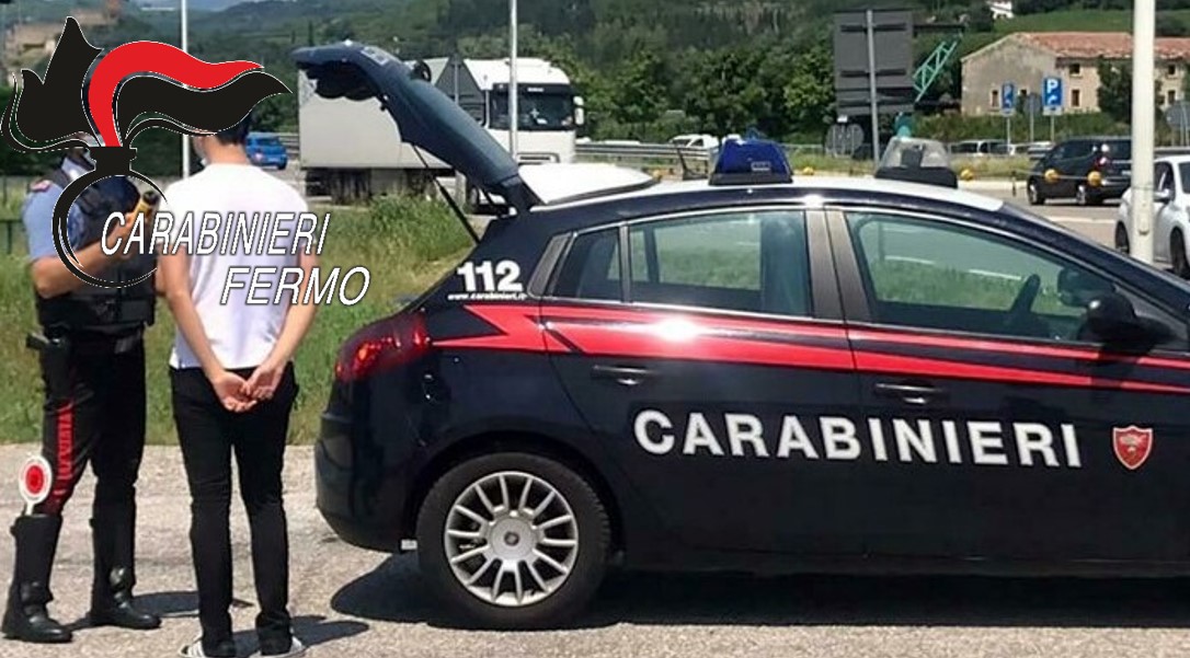 Non si ferma all’alt, madre del conducente in strada per ostacolare l’inseguimento dei Carabinieri