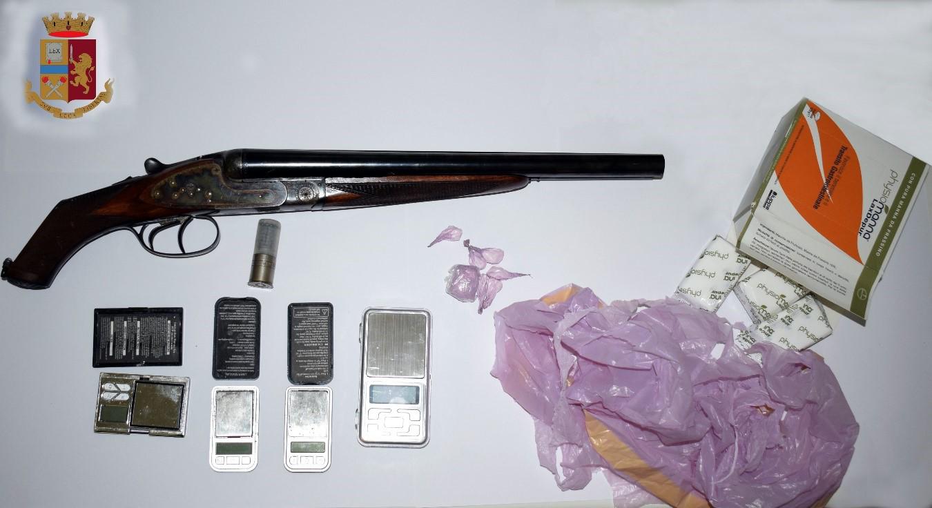 San Benedetto, fucile a canne mozze e cocaina in salotto: arrestati due pregiudicati