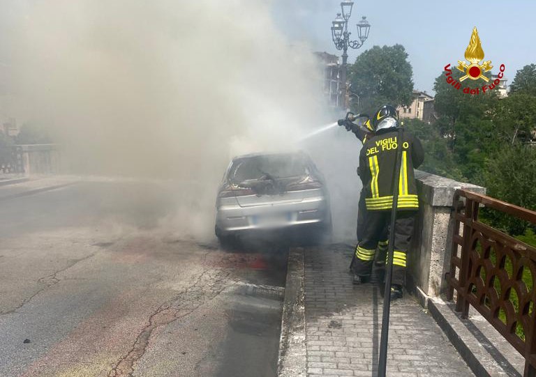 Ascoli Piceno, auto in fiamme sul ponte Porta Cartara