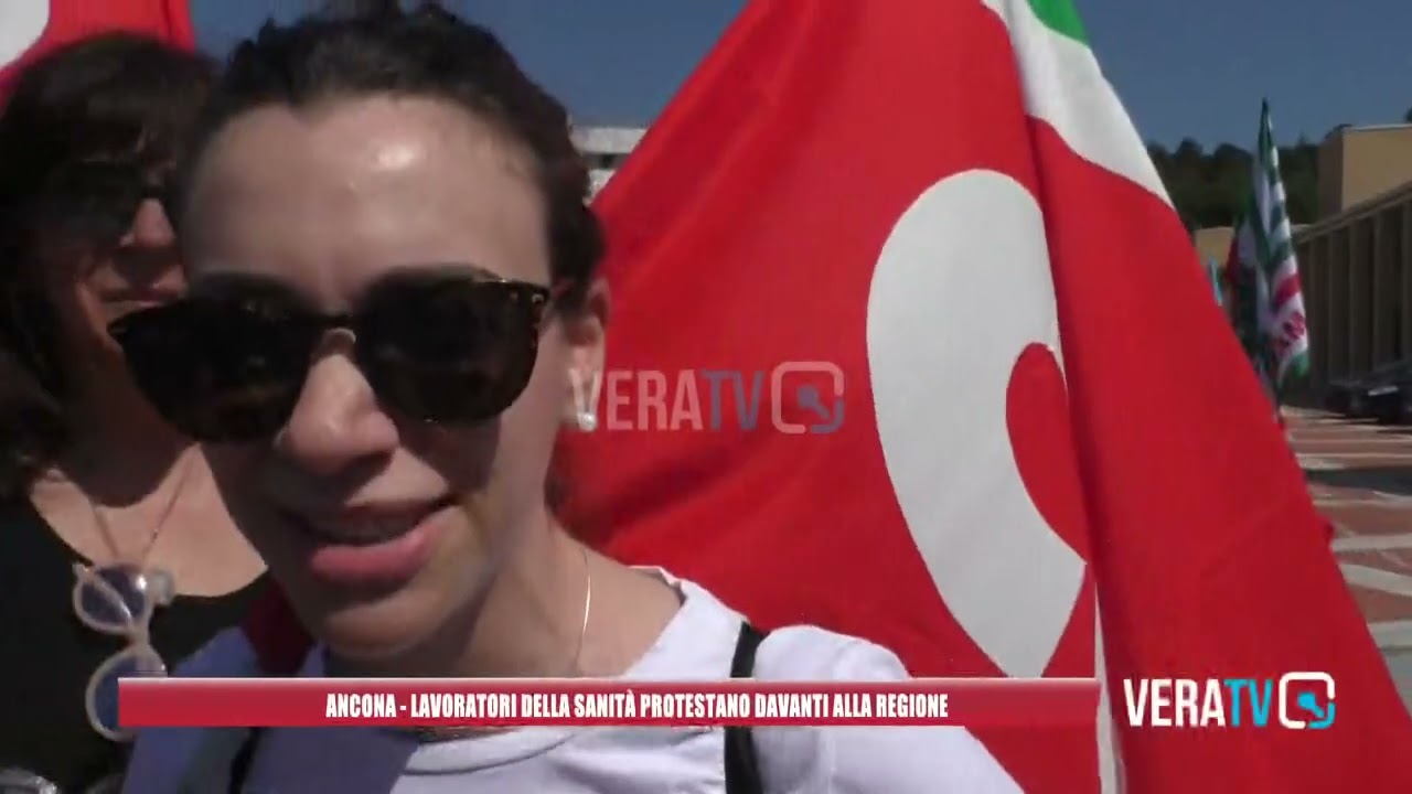 Ancona, i lavoratori della sanità protestano davanti alla Regione: 500 precari alzano la voce