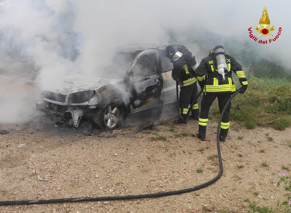 Auto divorata dalle fiamme a Spinetoli