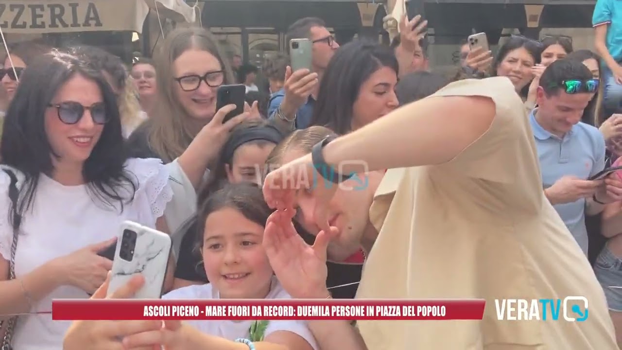 Ascoli Piceno – Duemila persona in piazza del Popolo per i protagonisti di “Mare Fuori”